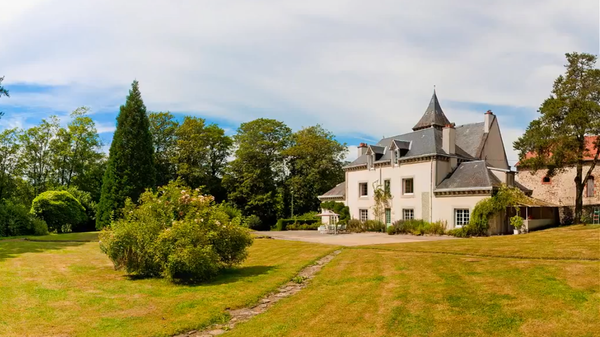 Les Petites Cités de Caractère and Les Plus Beaux Villages de France